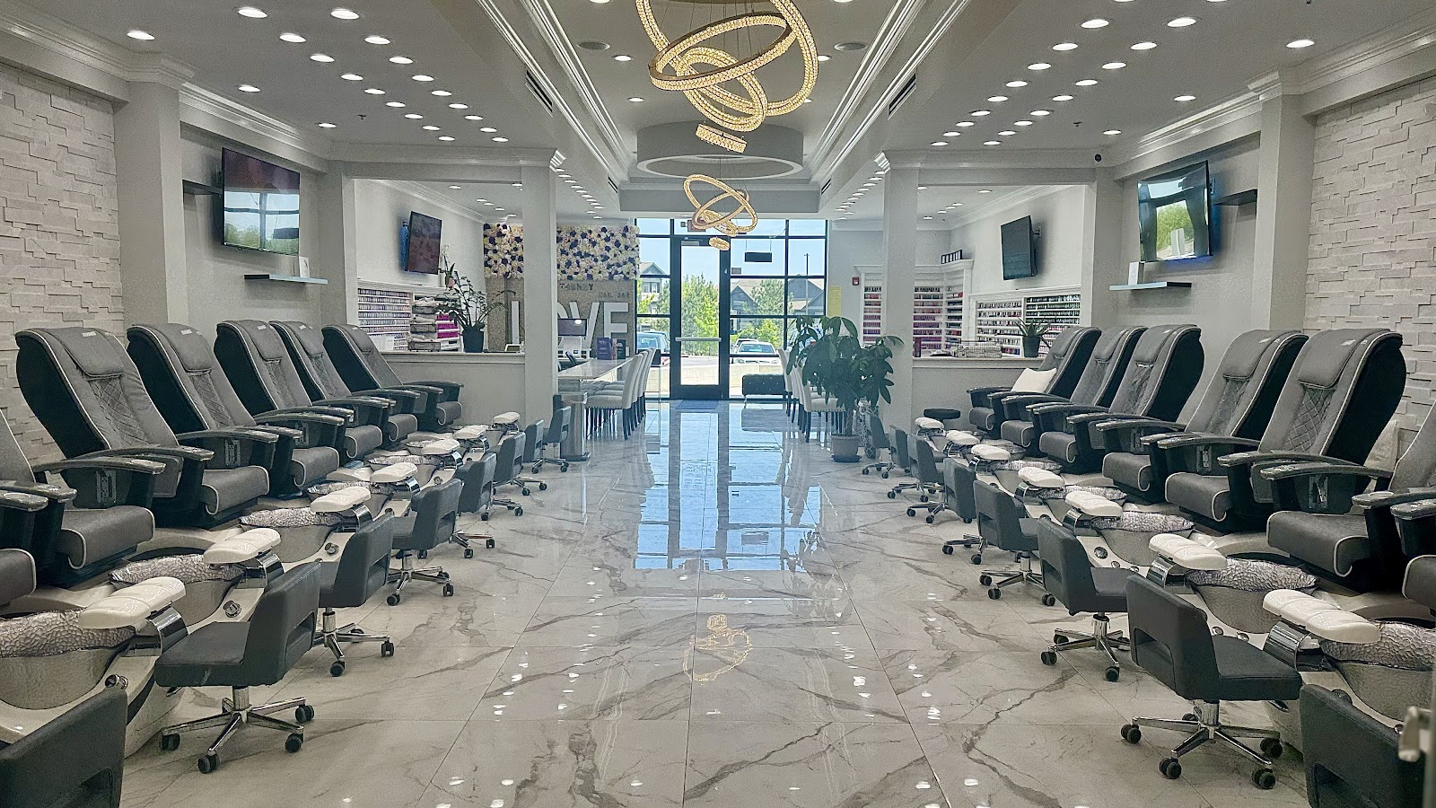 DIVINE NAIL BAR logo
